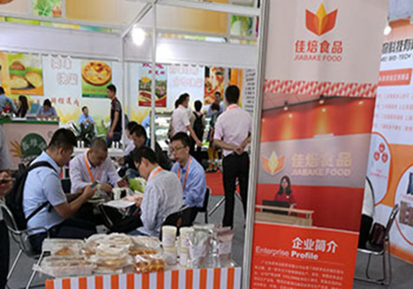 與客戶洽談產品合作